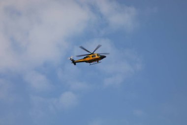 Vicenza, VI, İtalya - 10 Mayıs 2024: İtalyan GUARDIA 'nın Siyah ve Sarı Helikopteri DI FINANZA kontrol etmek için gökyüzünde uçuyor