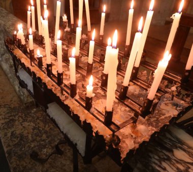 Ruhani bir tapınakta dini bir toplantı sırasında adak mumları.