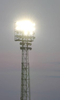 Stadyumdaki etkinlik sırasında aydınlatma kulesinden güçlü projektörler yandı.