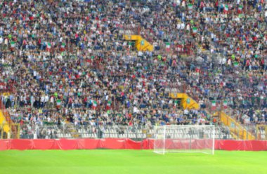 Kalabalık stadyum tribünlerinde seyirci kasıtlı olarak bulanıklaştı.