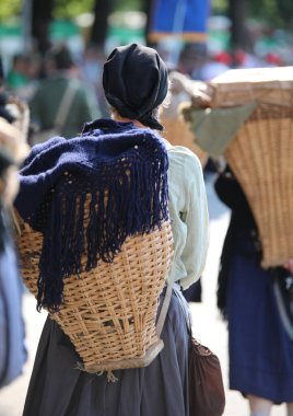 I. Dünya Savaşı sırasında İtalyan dilinde GERLA adı verilen sırt çantalı Carnic Women Taşıma Malzemeleri