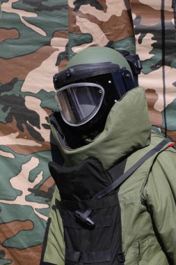 Ordu bomba imha subayı. Üniforması kurşun geçirmez yelek ve miğferi var.