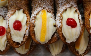 Sicilya Cannoli 'si kiraz ve portakalla kaplı olarak Sicilya İtalya' da satılıyor.