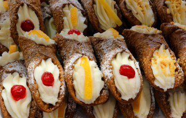 Sicilya Cannoli 'si kiraz ve portakalla kaplı olarak Sicilya İtalya' da satılıyor.
