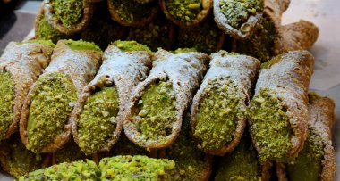 Bir sürü Sicilya Cannoli 'si Ricotta ve doğranmış şam fıstığı ile dolu.
