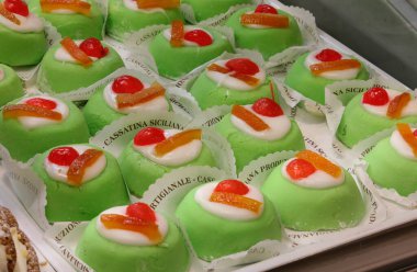 Güney İtalya 'nın tipik Sicilya tatlısına CASSATINA SICILIAN denir kirazlı ve italyan metinli