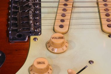 Metal Köprü Pikap ve Kontrol ile Elektro Gitarın Yakın Görüntüsü ses ve tonu kapatır