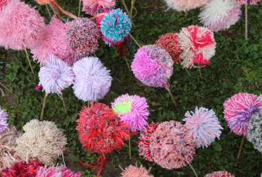 Birçok çiçek renkli yün ipliklerden yapılmış sayısız yumuşak ponponlardan yapılır.