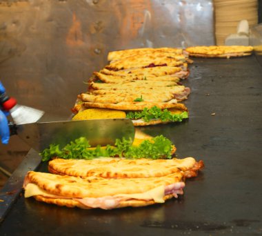 SpIANATA BOLOGNESE adlı salata ve salatayla dolu Focaccias İtalyan dilinde elektrikli ocakta