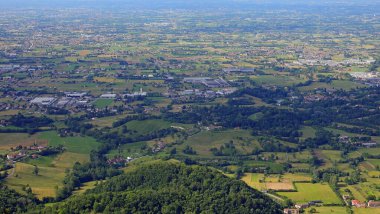 Geniş bir arazinin Kuş Gözü Manzarası Köyler ve Kasabalarla Noktalı