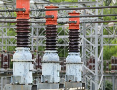 Yüksek voltajlı şalterler elektrik santralinin üzerinde yükseliyor. Devasa elektrik akımlarının akışını kontrol ediyor.