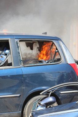 Şehirdeki isyancıların ayaklanması sırasında arabanın yolcu kompartımanında yangın ve alevler çıktı.