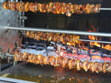 Kasaba festivalinde dev bir rostoda pişmiş bir sürü kızarmış tavuk.