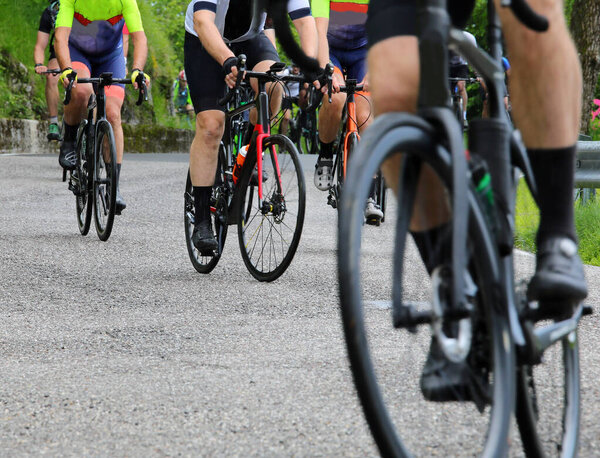 Дорожные велосипедные колеса на асфальтированной дороге