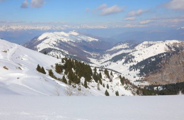 Karlı dağ manzarası, kışın taze kar, açık mavi gökyüzü ve insansız.