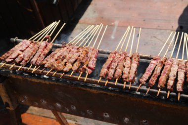 Güney İtalya 'nın tipik bir yemeği olan ARROSTICINI adı verilen ızgara koyun eti ya da kuzu eti şişi.