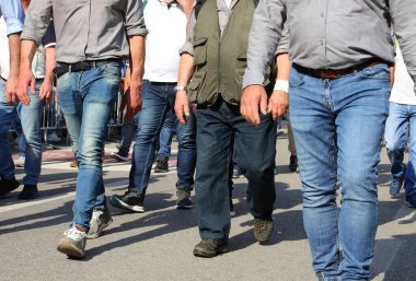 Şehirdeki protesto sırasında birçok insanın bacakları yürüyor.