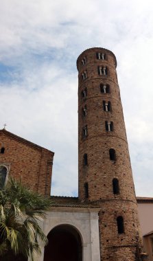 Ravenna, RA, İtalya - 27 Nisan 2024: Saint Apollinare Nuovo Kilisesi ve yüksek çan kulesi