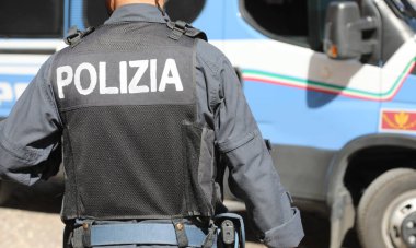 Vicenza, VI, İtalya - 10 Mayıs 2024: İtalyan polis memuru büyük POLİZIA metniyle İtalyanca ve isyan kontrol minibüsünde POLICE anlamına geliyor