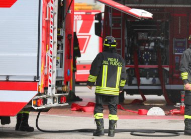 Vicenza, VI, İtalya - 23 Mayıs 2024: İtfaiyeci üniformalı itfaiyeci acil bir durum sırasında İtalyanca metni