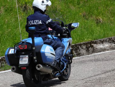 Treviso, TV, İtalya - 25 Mayıs 2024: Motosikletli İtalyan motosikletçi ve POLICE anlamına gelen POLİZIA