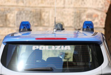 Roma, RM, İtalya - 2 Haziran 2024: Mavi sirenli polis arabası ve POLIZIA mesajı