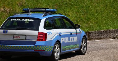 Treviso, TV, İtalya - 25 Mayıs 2024: Yanıp sönen ışıklar ve İtalyanca POLICE anlamına gelen POLIZIA metni