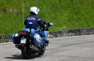 Treviso, TV, İtalya - 25 Mayıs 2024: Yanıp sönen ışıkları ve POLİZIA metni olan İtalyan motosikletçi