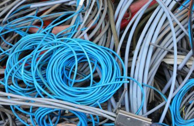 Geri dönüşümlü materyallerin kurtarılması için bir geri dönüşüm merkezinde PVC yalıtım ile kullanılan bakır elektrik kablolarının karmaşası