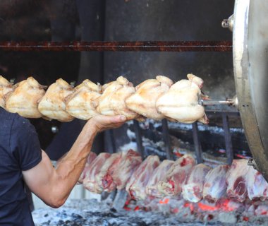 Restoranın dev endüstriyel fırınında tavuk rostosu pişirirken Şef 'in el yazısı.