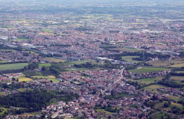 Bir şehir manzarasının panoramik üst görüntüsü çok sayıda bina içeriyor