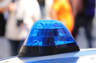Şehrin kontrolü sırasında polis arabasının mavi sireninin ayrıntıları.