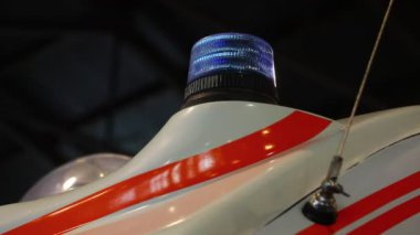 Kaza kurbanlarını kurtarmak için hastaneden ayrılan ambulansın mavi sireni.