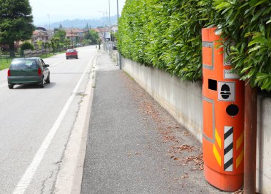 İtalyan dilinde AUTOVELOX adı verilen yol kenarı hız belirleme cihazı, yasal sınırı aşan sürücülerin görüntülerini yakalıyor