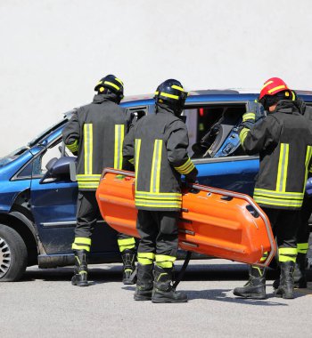 Yaralıların kurtarılması sırasında bir araba kazasından sonra ciddi şekilde yaralanan insanların olduğu bir sedye kullanıldı.