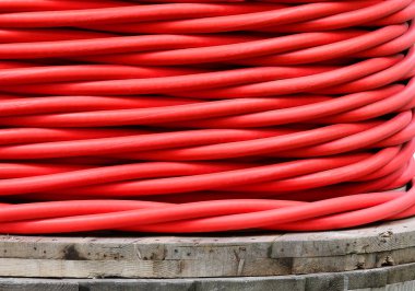 Elektrik şirketinin deposunda yüksek voltajlı kırmızı kablo izole edilmiş üç aşamalı detay