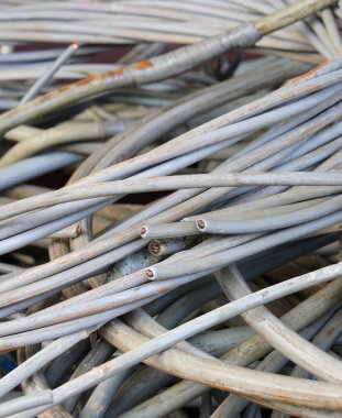İçlerindeki değerli bakırı geri almak için kullanılmış eski elektrik kabloları.
