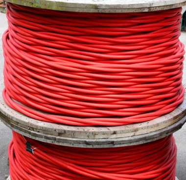 Elektrik şirketinin deposunda yalıtılmış kırmızı elektrik kablosu