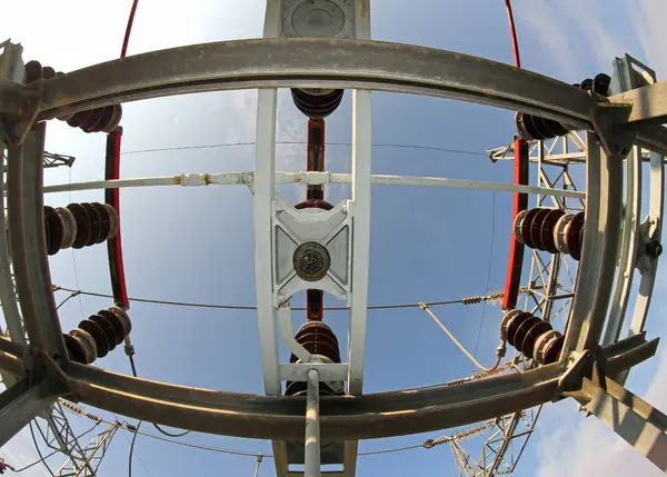 Yenilenebilir enerji santrallerindeki elektrik manevraları için yüksek voltajlı devre kesiciler.