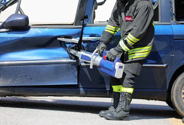 Kazadan sonra kaza yapan bir arabanın kapısını açmak için hidrolik makas kullanan itfaiyeci, yaralı kişiyi enkazdan kurtarmak için...