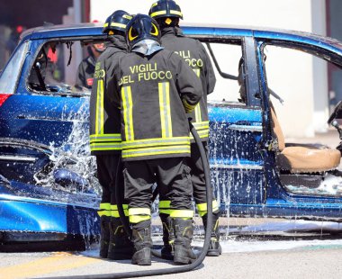 Vicenza, VI, İtalya - 23 Mayıs 2024: İtalyan itfaiyeciler kaza yapan arabadaki yangını söndürdüler