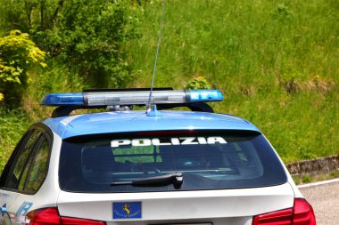 Treviso, TV, İtalya - 25 Mayıs 2024: Büyük metinli İtalyan polis arabası