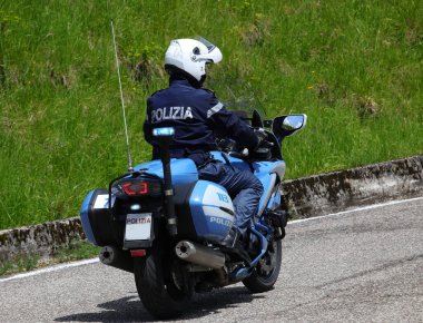 Treviso, TV, İtalya - 25 Mayıs 2024: Motosikletli İtalyan motosikletçi ve POLICE anlamına gelen POLIZIA