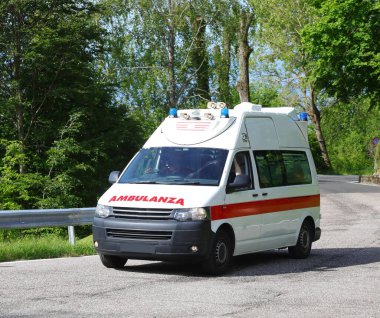 Treviso, TV, İtalya - 25 Mayıs 2024: İtalyan yazılı ve mavi sirenli beyaz İtalyan ambulans minibüsü