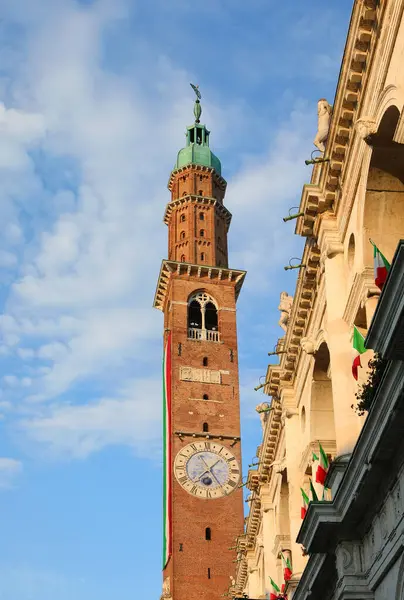 Vicenza, VI, İtalya - 10 Mayıs 2024: Basilica Palladian 'da birçok İtalyan bayrağı şehrin en ünlü anıtı ve yüksek kule