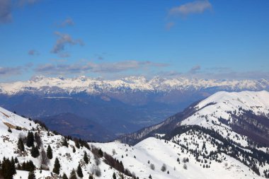 Karlı dağ manzarası. Kışın kar, açık gökyüzü ve insansız.