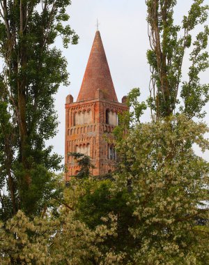 Pomposa Manastırı 'nın yüksek çan kulesi Orta İtalya' da Emilia-Romagna bölgesinde eski bir Benedikt manastırı.