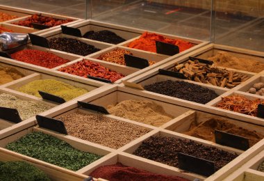 Dünyanın çeşitli baharatları kurutulmuş otlar ve biber taneleri dünyanın bir büfesinde sergilenmektedir.
