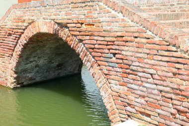 Tekne olmayan bir kanalda eski tuğla köprü.