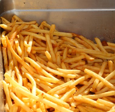 Lokantada kızgın yağda kızartılmış çelik tepsi.